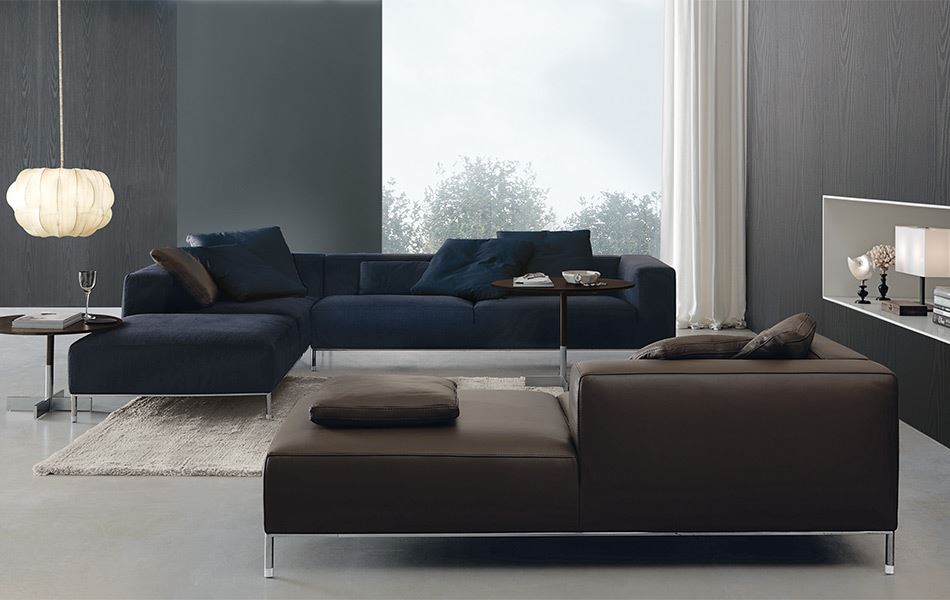 2 стильных модульных дивана разных цветов в интерьере