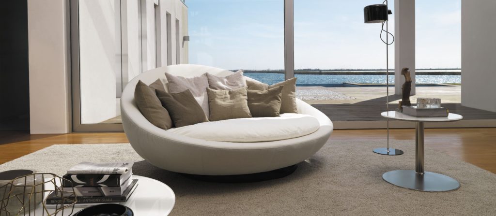 Круглый диван в форме острова