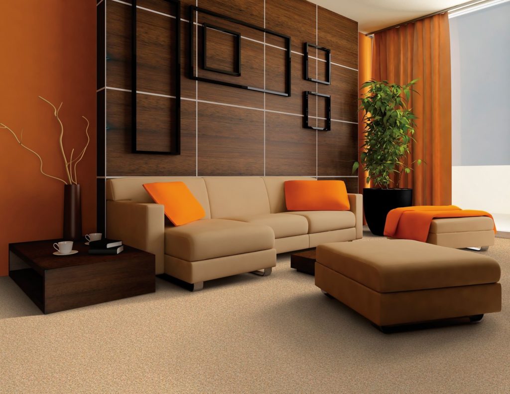 Теплая цветовая гамма гостиной с модульным диваном