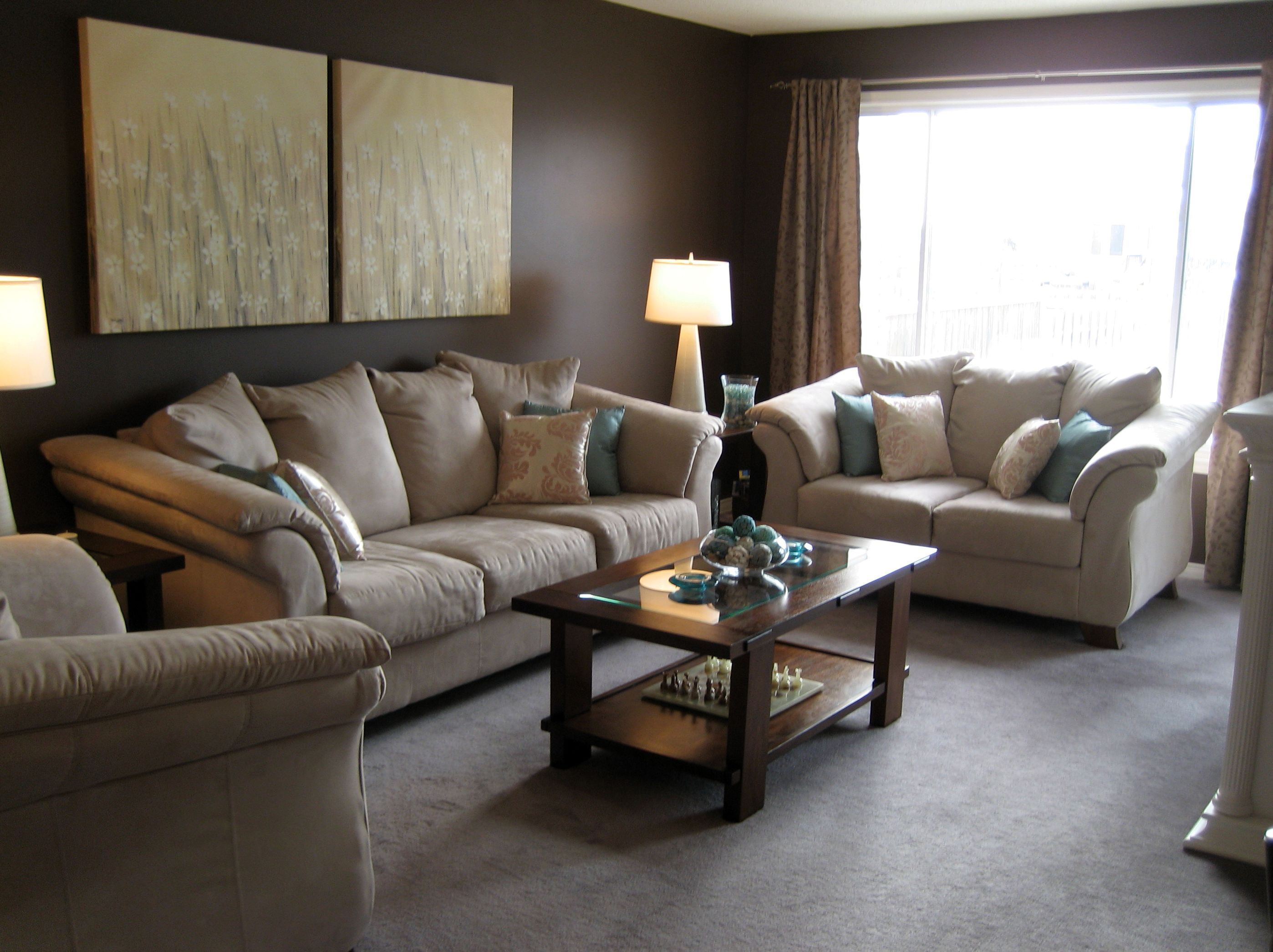 Темный диван в гостиной. Серо коричневый диван. Диван в интерьере гостиной. Гостиная с двумя диванами. Диван коричневый с бежевым.