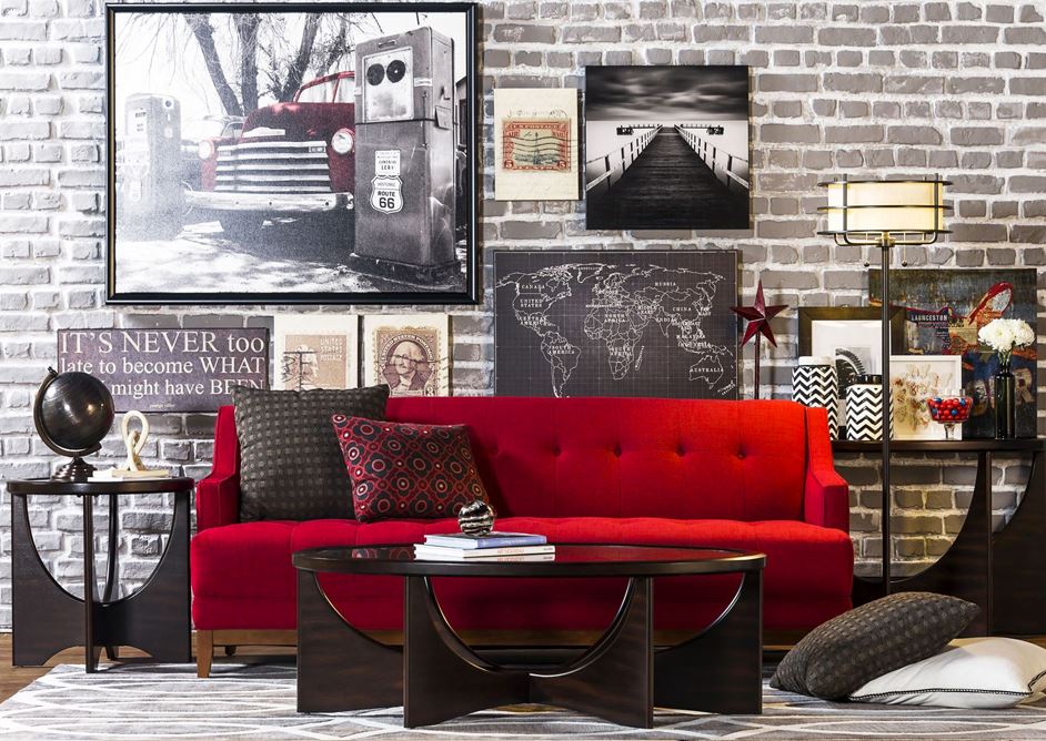 Дизайн комнаты с красным диваном
