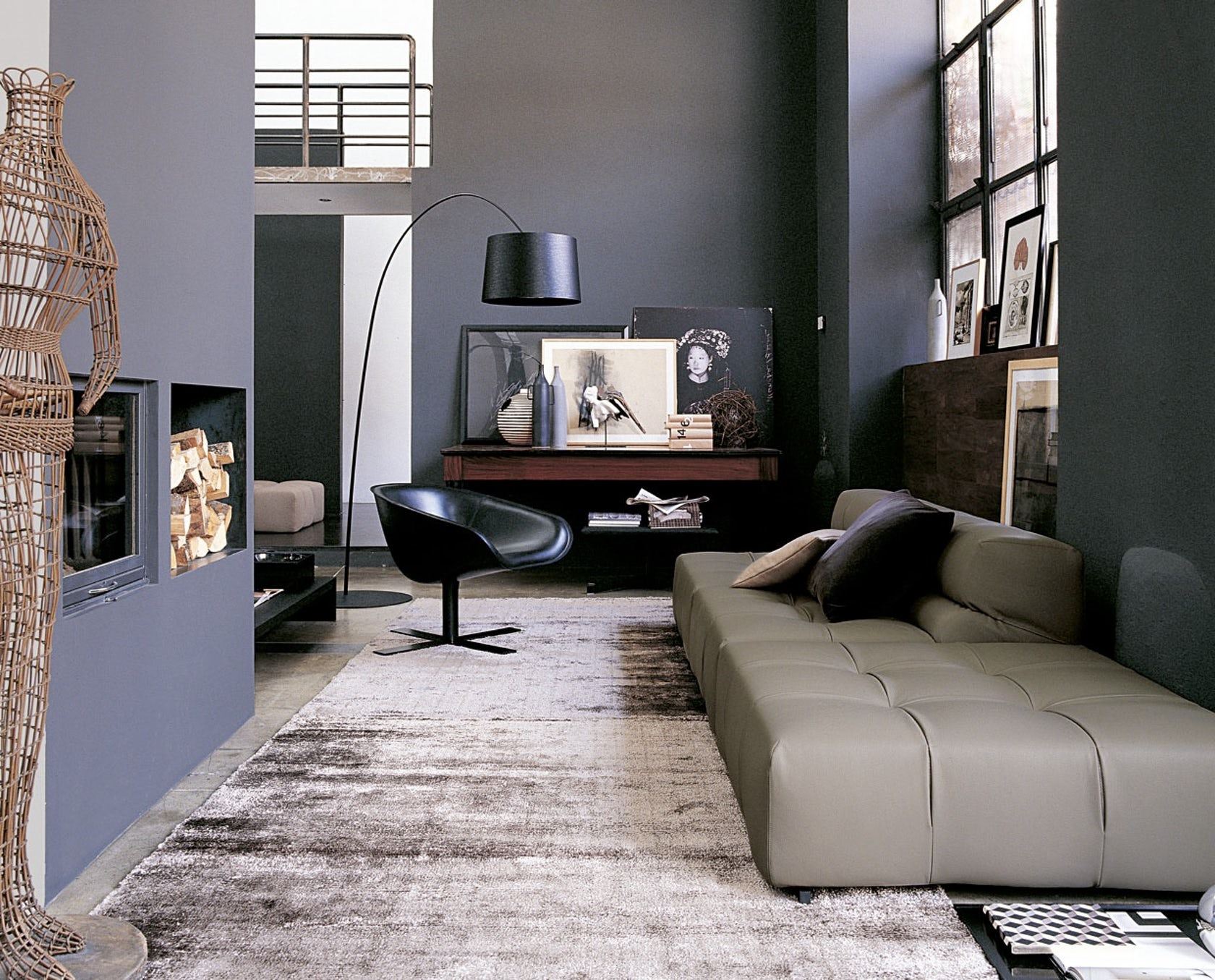 Диван Tufty b b Italia. Диван b&b Italia Tufty-time. Интерьер в графитовых тонах. Диван графитового цвета в интерьере.