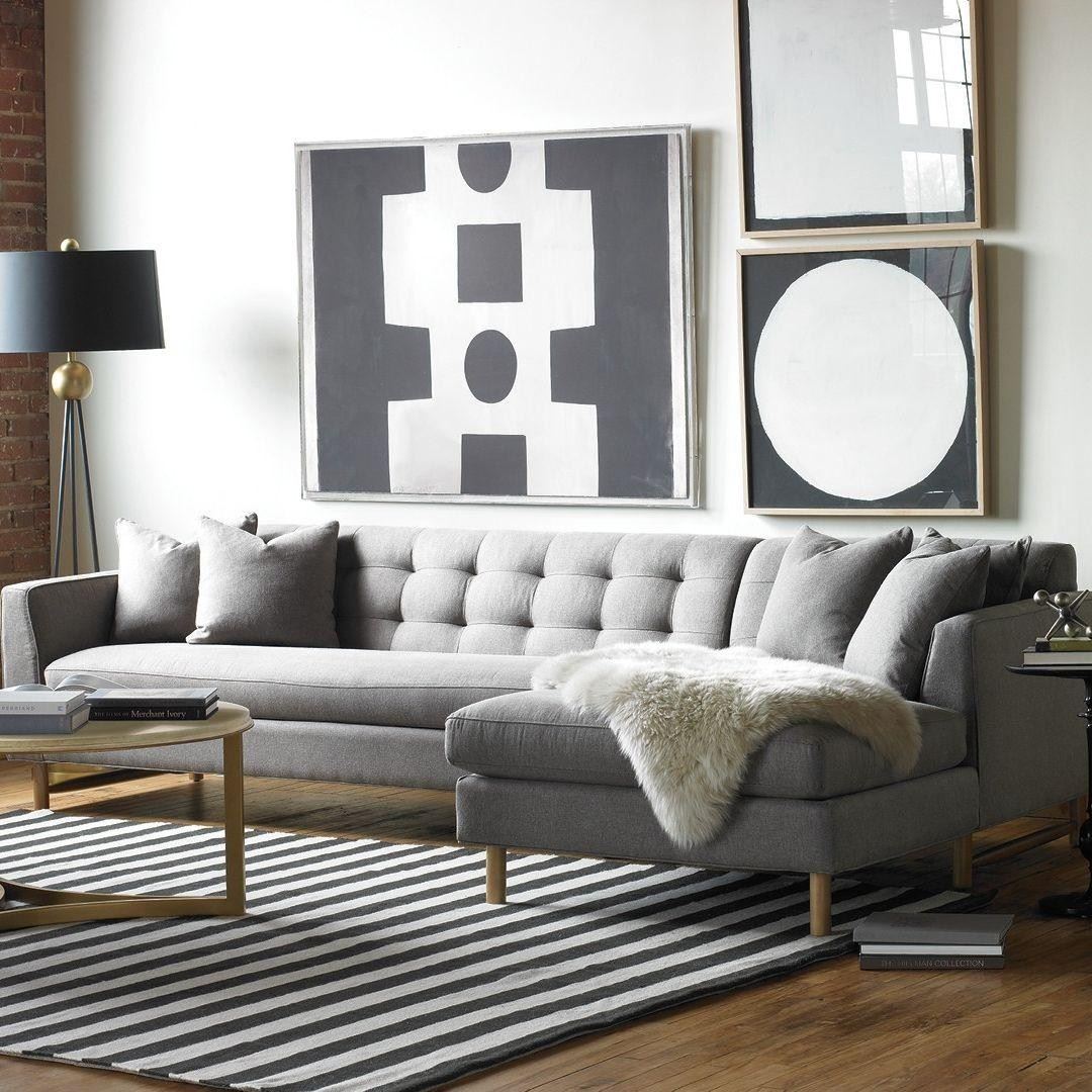 Интерьер с серым диваном и креслом