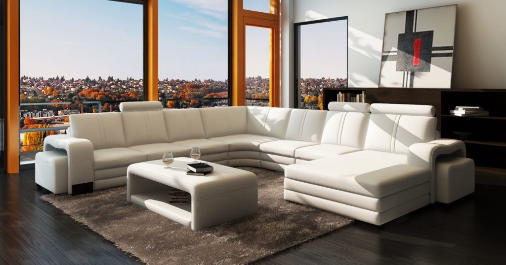 Большой белый диван в интерьере комнаты