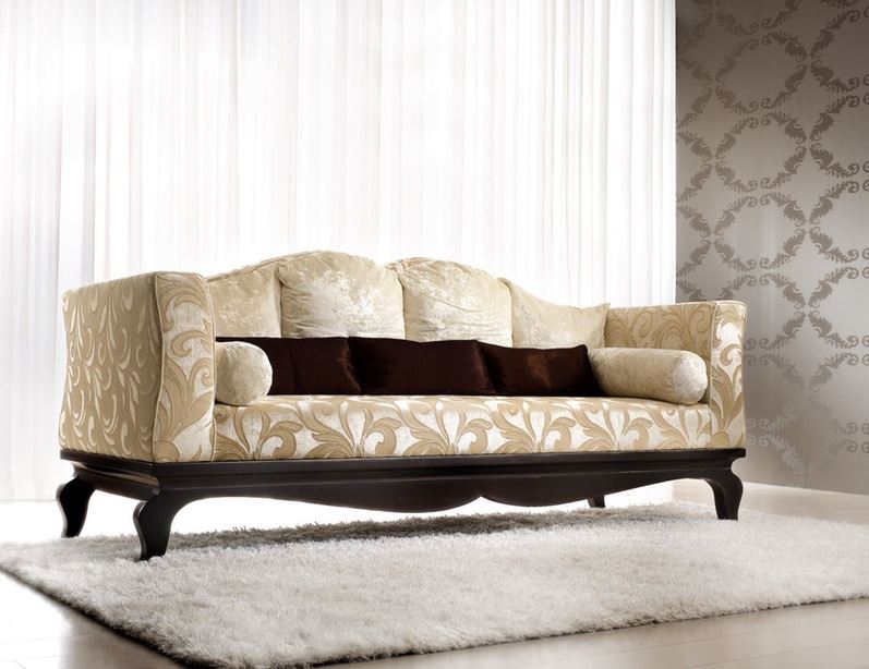 Стильный светло-бежевый диван классического стиля 