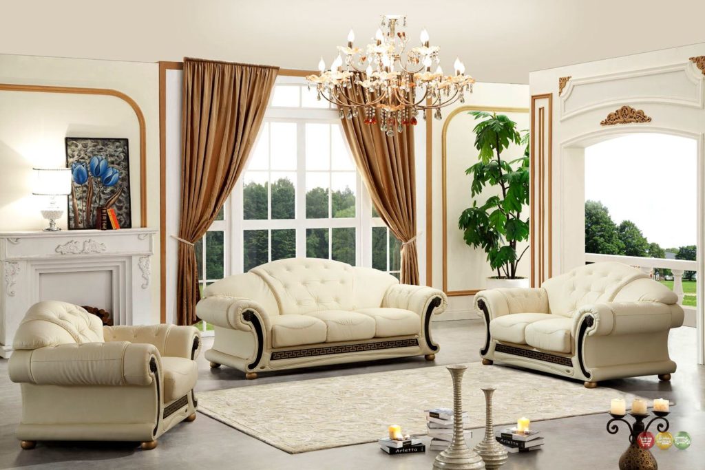 Светло-бежевый диван и кресла в классическом стиле