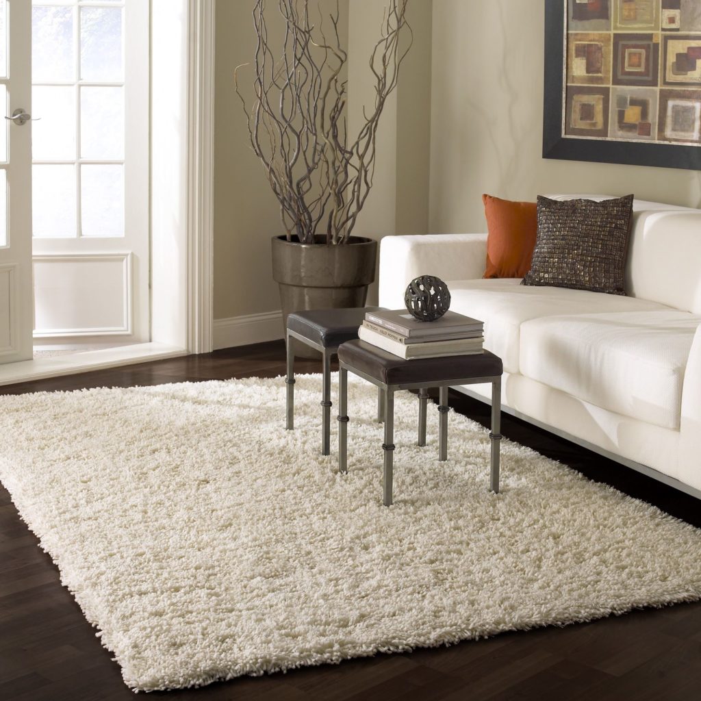 Сочетание белого дивана с коричневым цветом интерьера