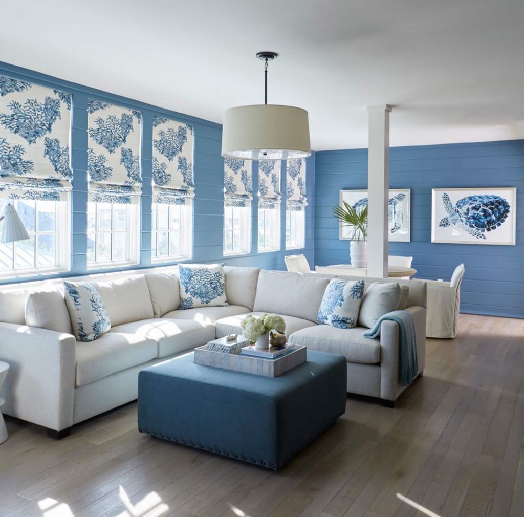 Белый диван в синем интерьере комнаты