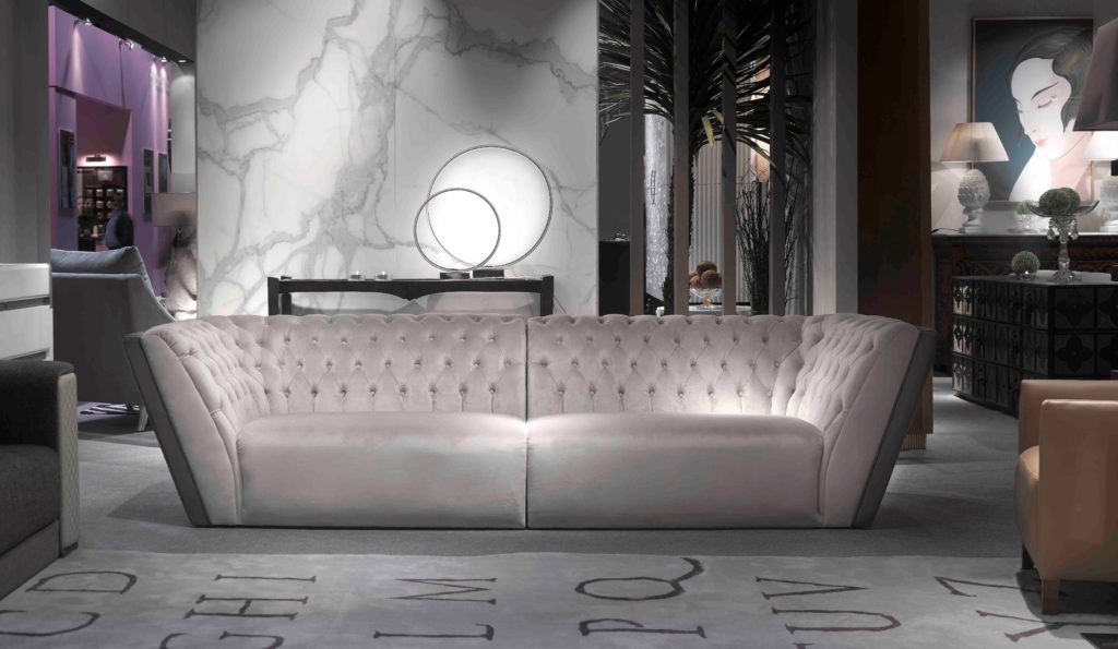 Роскошный диван в дизайнерской гостиной