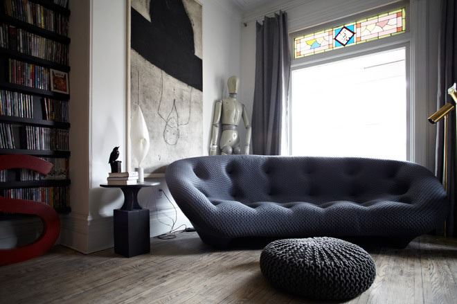 Дизайнерский диван в маленькой гостиной