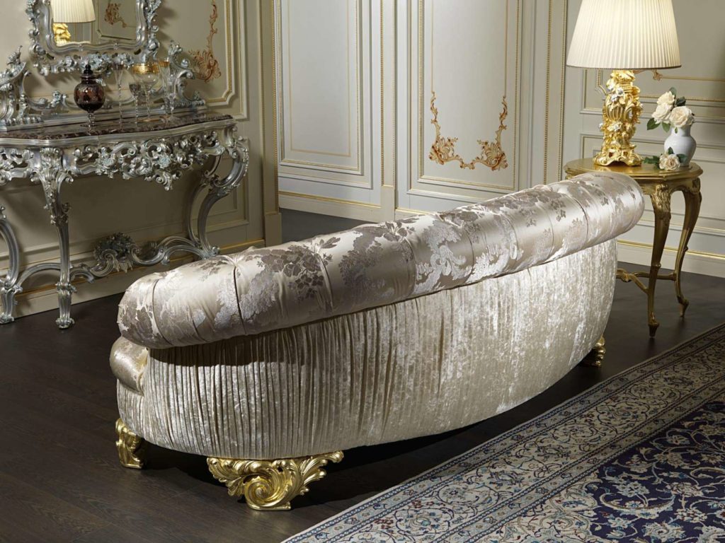 Классический диван в интерьере комнаты