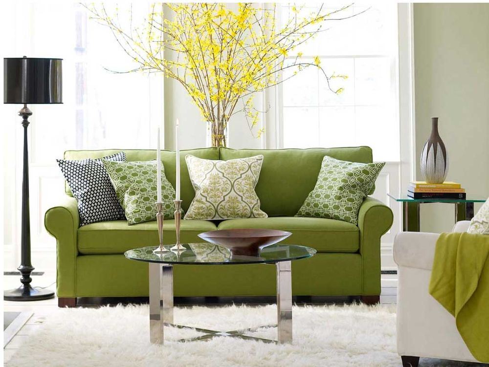 Зелёный диван в интерьере комнаты
