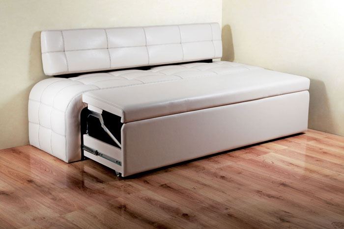 Кожаный диван в интерьере кухни (13)