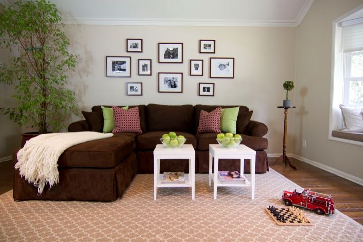Интерьер с коричневым диваном сочетания