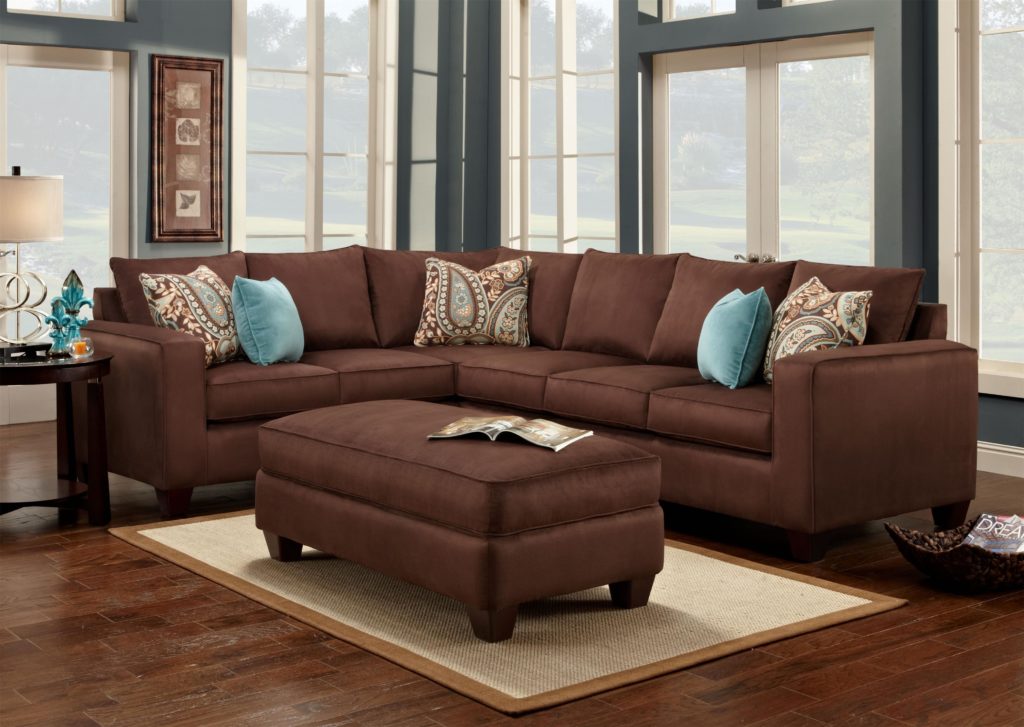 Угловой коричневый диван украшенный подушками