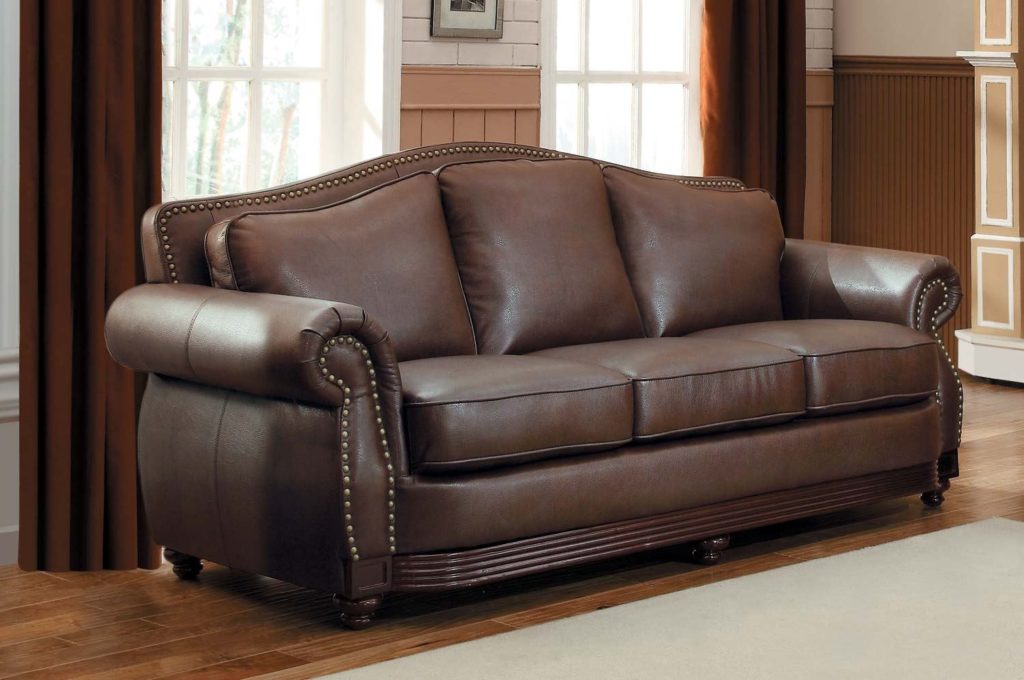 Роскошный коричневый диван в интерьере с коричневыми шторами и светло-коричневыми комбинированными стенами