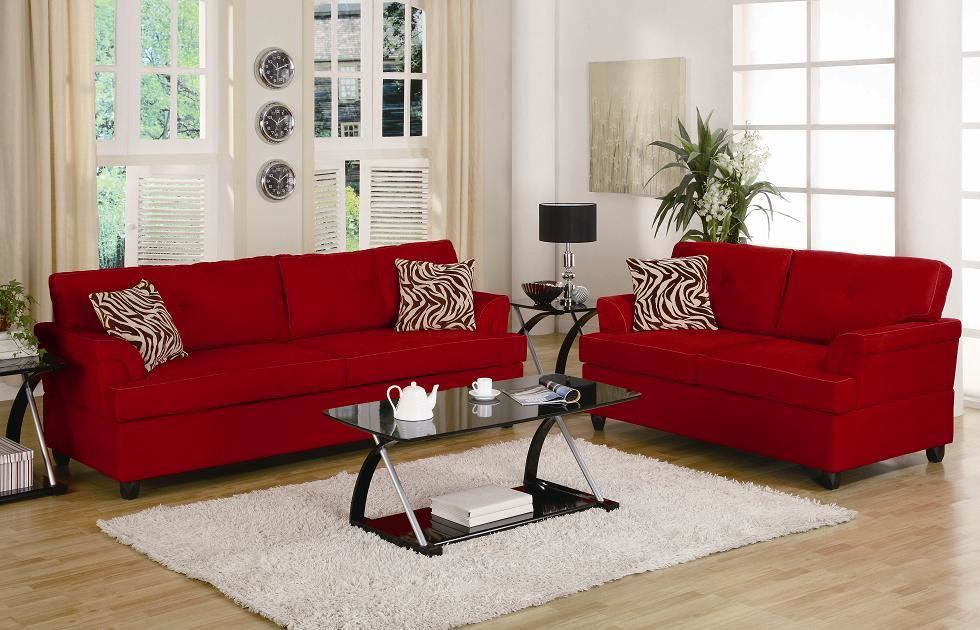 Красные диваны в интерьере дополненные комнатным растением