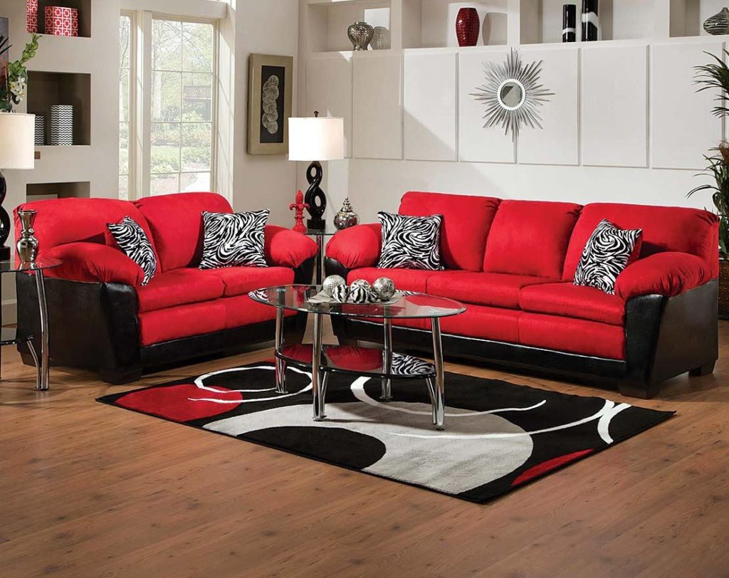 Два красных дивана в интерьере комнаты