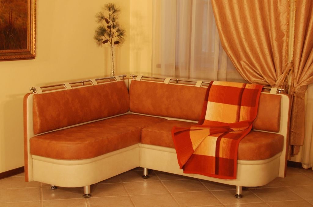 Большой мягкий диван с нишами для хранения под сидением