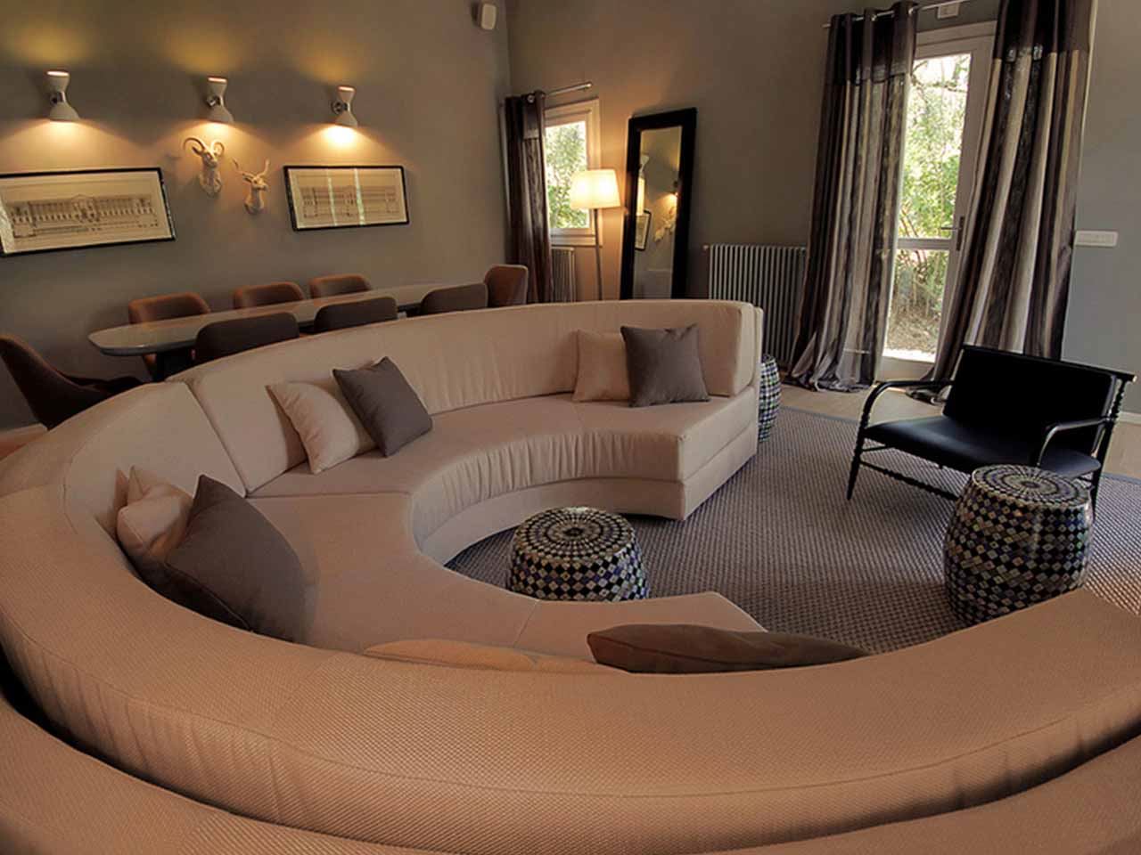 Полукруглый диван в гостиной