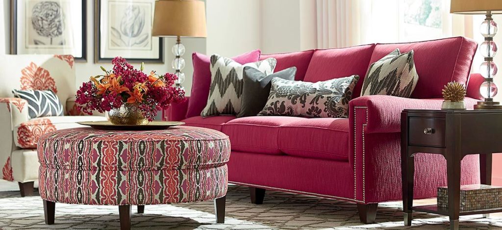 Насыщенно розовый диван в интерьере