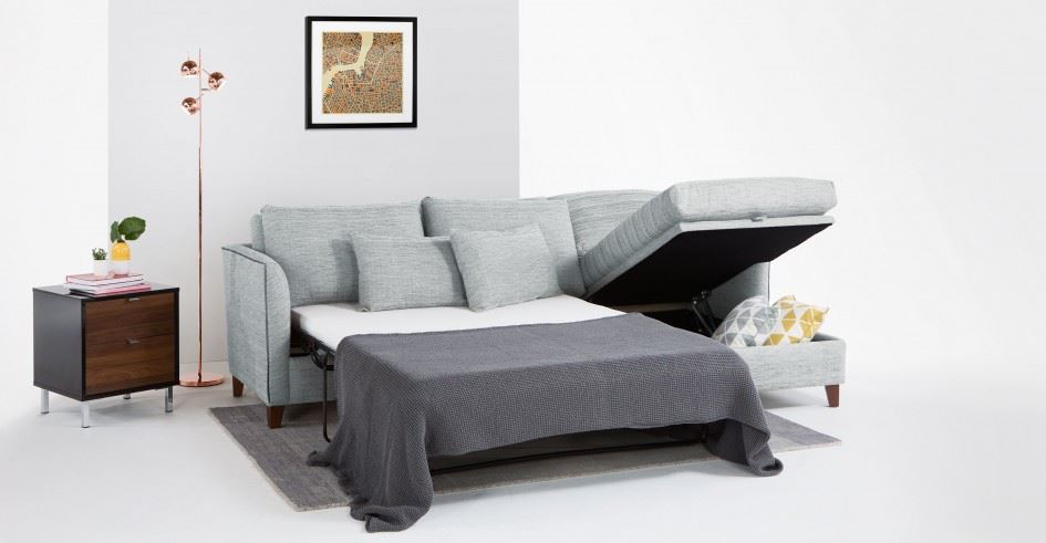 Двухспальный угловой диван в интерьере гостиной