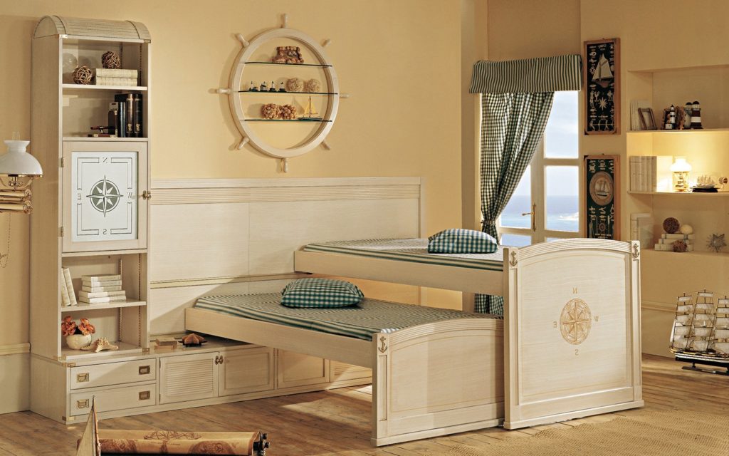 Интерьер детской комнаты в морском стиле с двухъярусной выдвижной кроватью