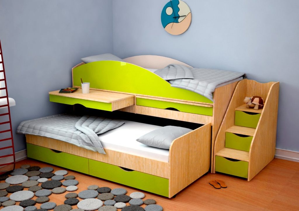 Кровать матрешка для маленьких детей со встроенными столиками и ящиками