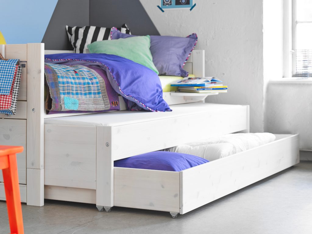 Кровать-матрешка со встроенными бельевыми ящиками в нижнее спальное место