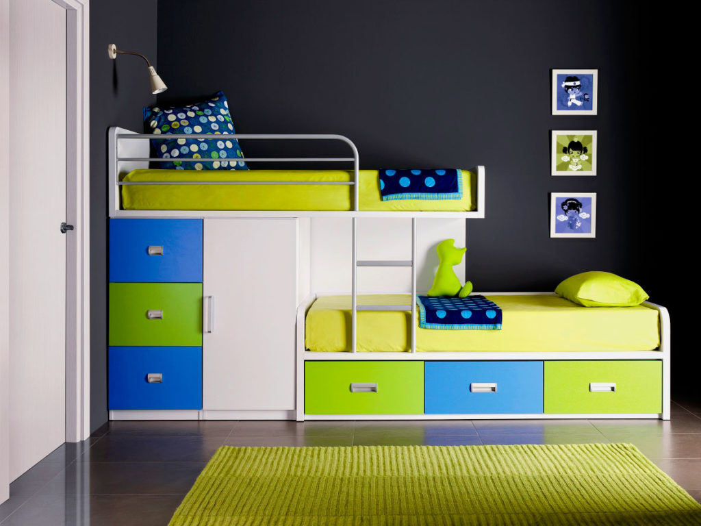 Фото двухъярусной детской кровати со смещенными спальными местами