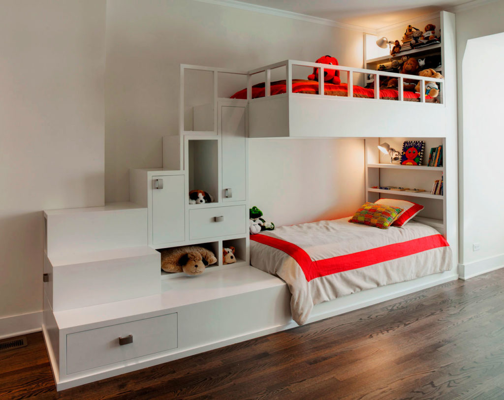 Большая двухъярусная кровать для детей со шкафчиками и полочками