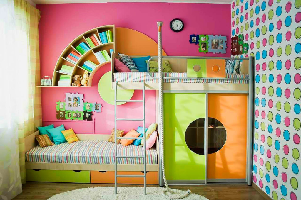 Большая яркая двухъярусная кровать для детей со встроенными полка, ящиками и шкафом-купе