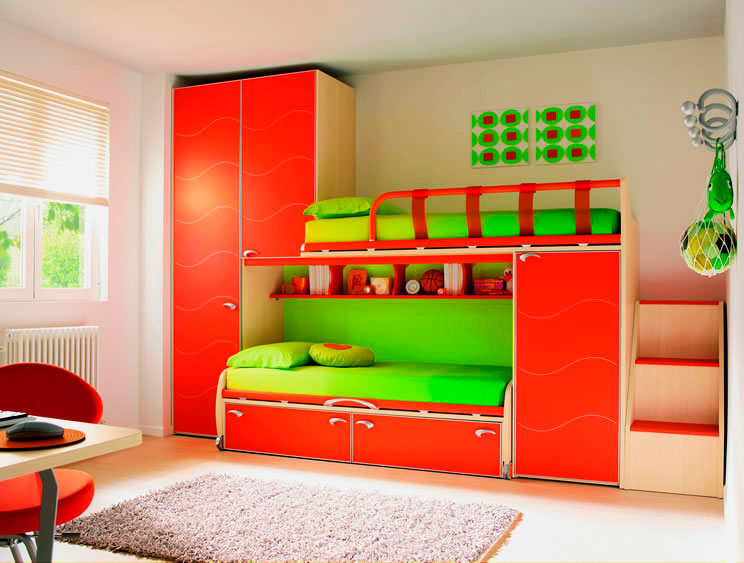 Яркая двухъярусная кровать для детей со шкафами в интерьере комнаты