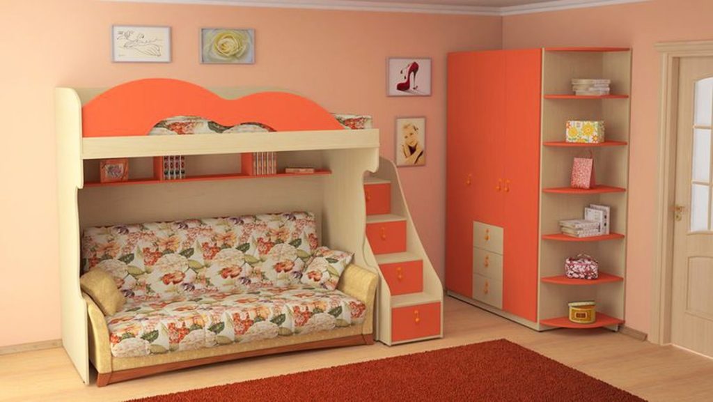 Интерьер детской комнаты с двухъярусной кроватью и диваном под ней