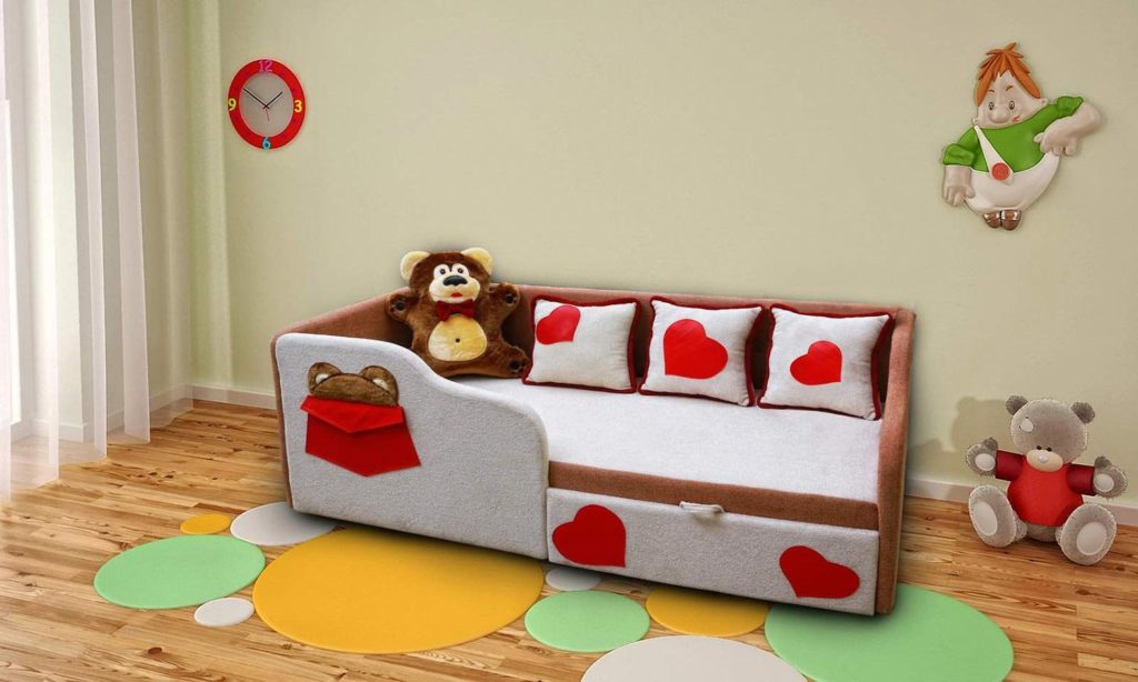 Детский диван-кровать с бортиками и вещевым ящиком