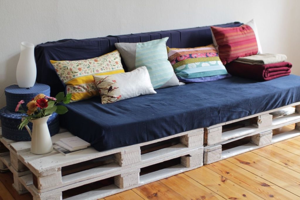 Прямой диван сделанный своими руками из деревянных паллет окрашенных в белый цвет