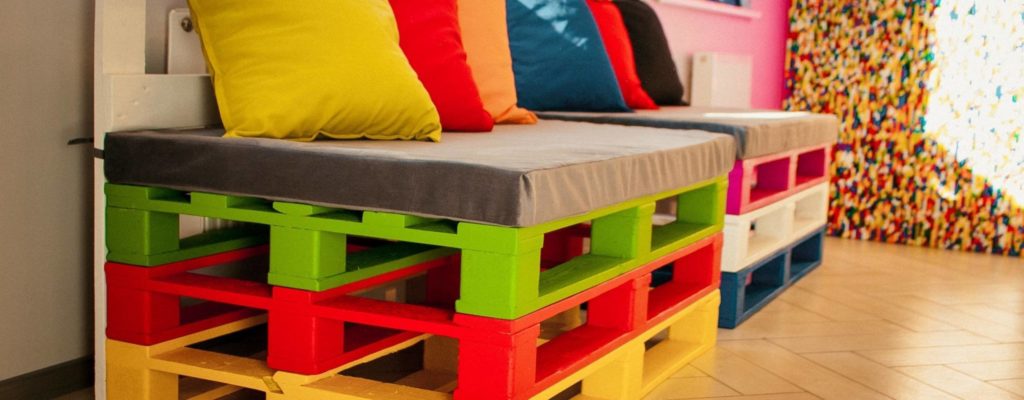 Два разноцветных дивана из деревянных поддонов