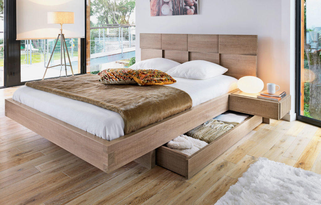Фото кровати с деревянным каркасом и выдвижными ящиками
