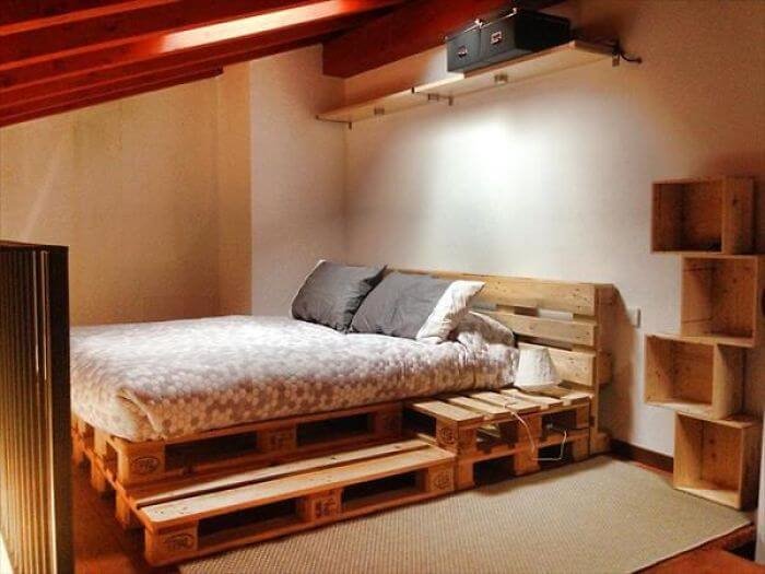 Кровать из деревянных поддонов (11)