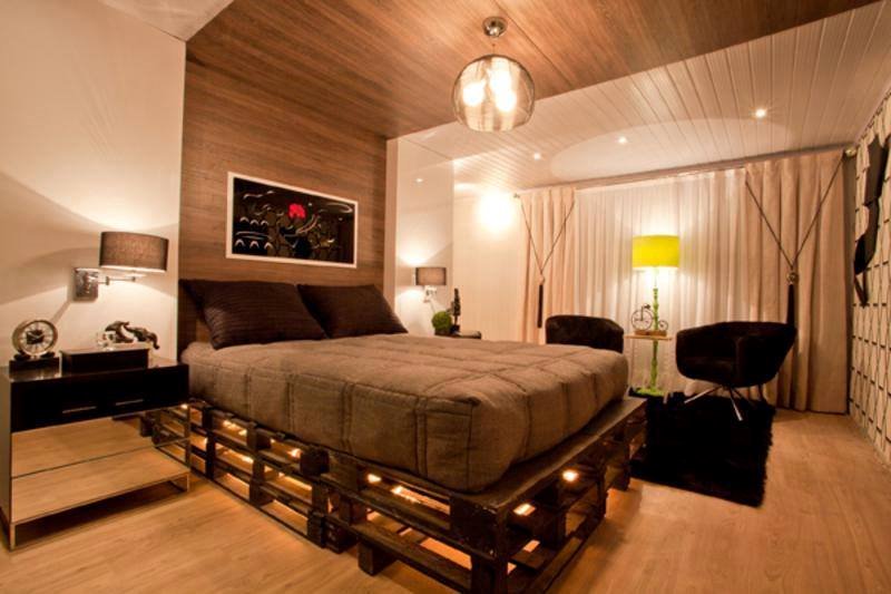 Кровать из поддонов с подсветкой каркаса в спальной комнате
