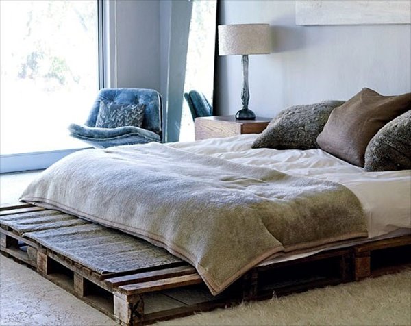 Однослойная кровать из поддонов в спальной