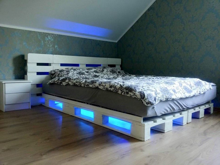 Интерьер спальной с кроватью из поддонов с подсветкой