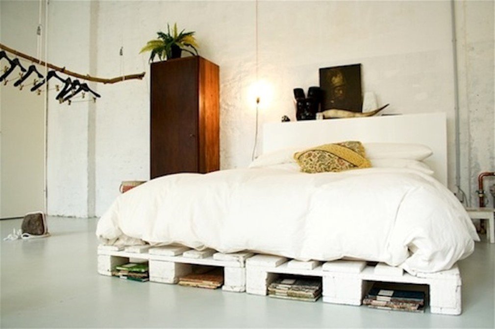 Кровать из деревянных поддонов (23)