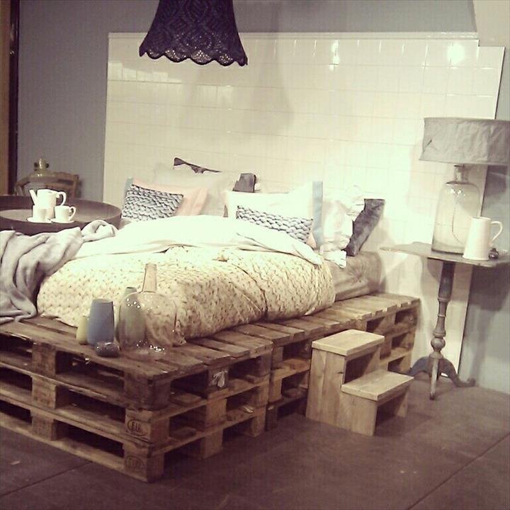 Кровать из деревянных поддонов (25)