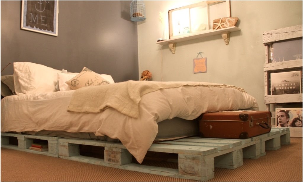Кровать из деревянных поддонов (29)