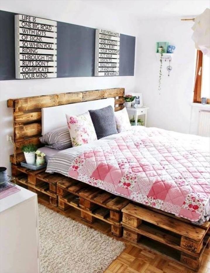 Кровать из деревянных поддонов (32)