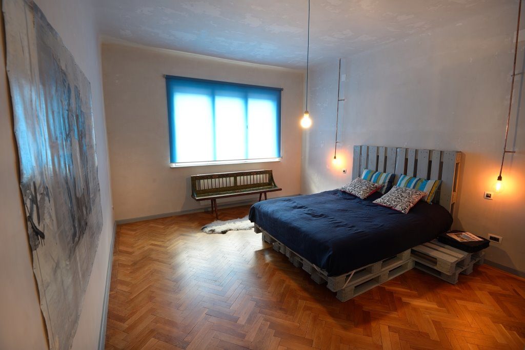 Комната с кроватью из деревянных паллет