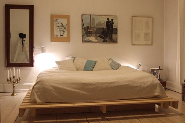 Кровать из деревянных поддонов (37)