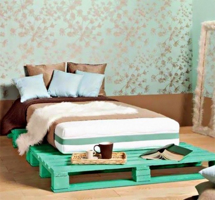 Кровать из деревянных поддонов (39)