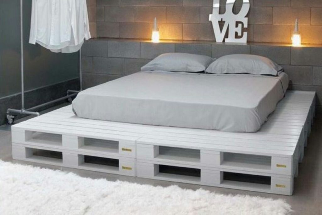 Большая двуспальная кровать сделанная из деревянных поддонов